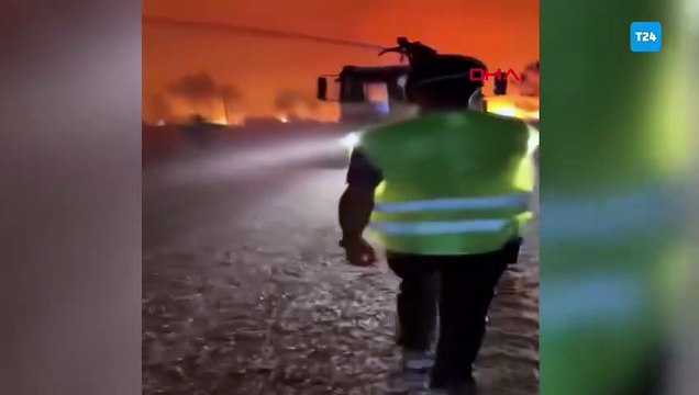 Yangına müdahale ederken, alevlerin arasında kaldılar