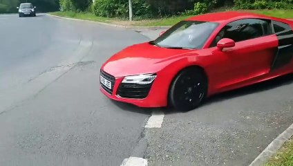 Ce conducteur fait le malin avec son Audi R8 v10... un peu trop