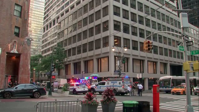 Homem armado abre fogo num edifício de escritórios em Manhattan e mata pelo menos quatro pessoas