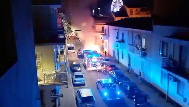 Alghero, notte di paura per una Bmw avvolta dalle fiamme