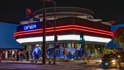 Así es Tesla Diner, el restaurante futurista de Elon Musk en Hollywood