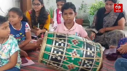 ଗୁରୁ ସୁରେନ୍ଦ୍ରଙ୍କ ନିଆରା ମ୍ୟୁଜିକ ସ୍କୁଲ, 1 ଟଙ୍କାରେ ଶିଖାଉଛନ୍ତି ଶାସ୍ତ୍ରୀୟ ଓ ଲୋକ ସଙ୍ଗୀତ