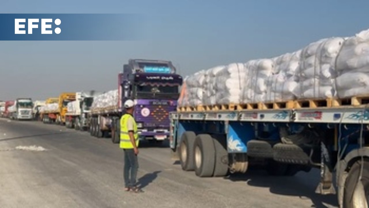 Camiones con ayuda humanitaria cruzan desde Rafah hacia la Franja de Gaza