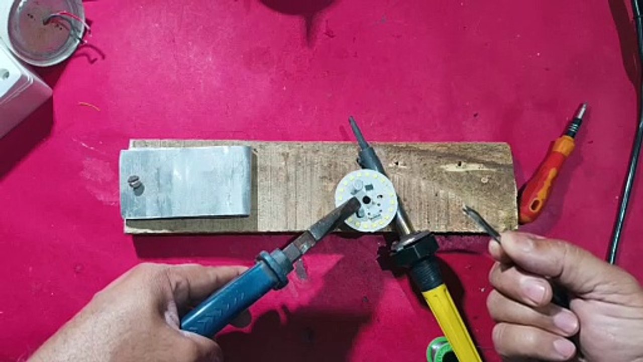 LED Bulb Repair at Home | आसान हिंदी में | Zero Cost LED Bulb Repairing | Tech Jugaad 4U |