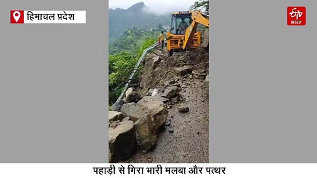 नैना देवी मार्ग पर लैंडस्लाइड, पहाड़ी से गिरा भारी मलबा और पत्थर