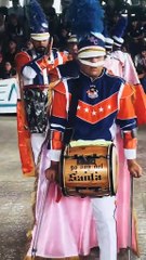 Con una pierna y dos muletas, joven conquista TikTok tocando tambor