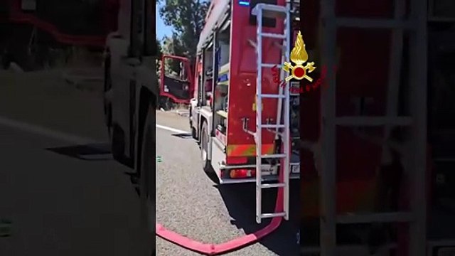 Autocisterna ribaltata sull'autostrada tra Viareggio e Pisa