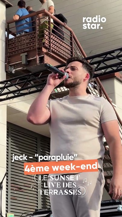 Jeck interprète “parapluie” sur la scène des Sunset Live des Terrasses #jeck #jeck&carla #jecketcarla #carla #sunsetlive #concert #live