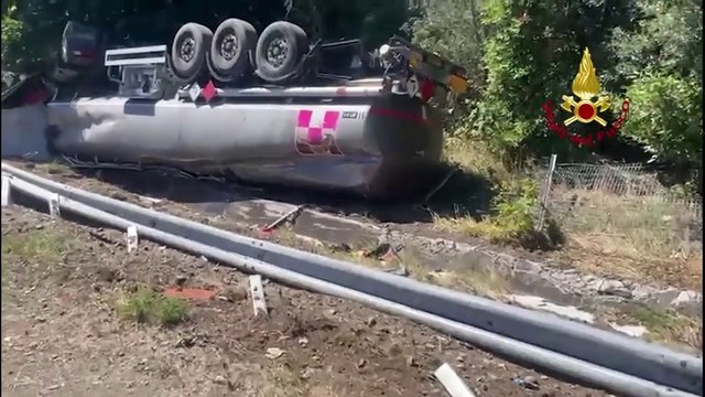 Pisa, autocisterna con benzina si ribalta in autostrada