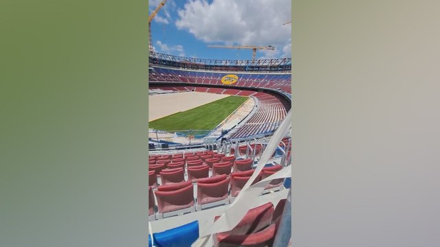 El césped llega al Camp Nou