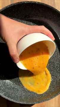 Burger eggs and cheese, very simple and fast.#fypageシ #foryourpage #cooking #homecooking #goodfood #burger #beefburger #foodlovers #recipe #simplerecipe #dinnerideas #cheese #eating #foodie #yummyfood #eggburger #deliciousfood