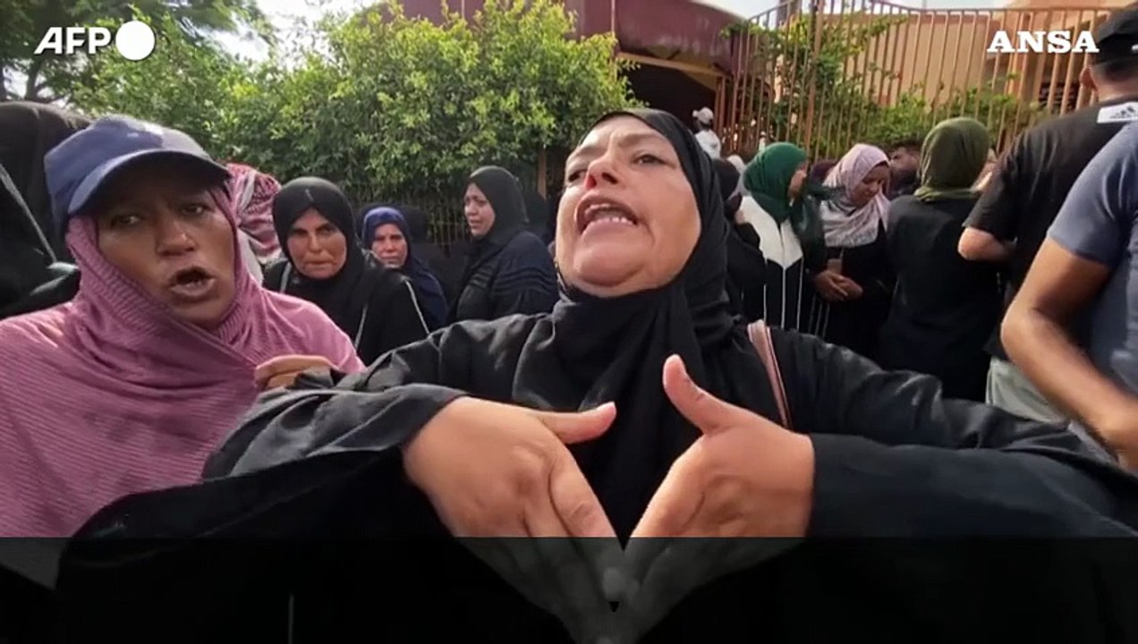 Rafah, "La fame ci ha uccisi": i palestinesi piangono i parenti morti in attesa degli aiuti