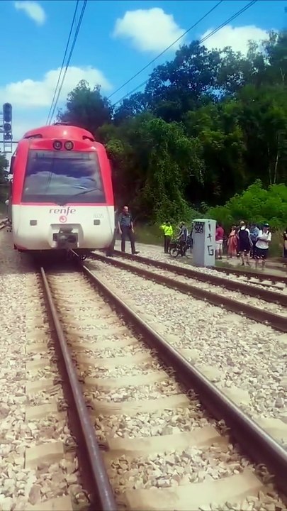 Evacuados los 33 pasajeros de un tren que quedó parado en la vía en Siero