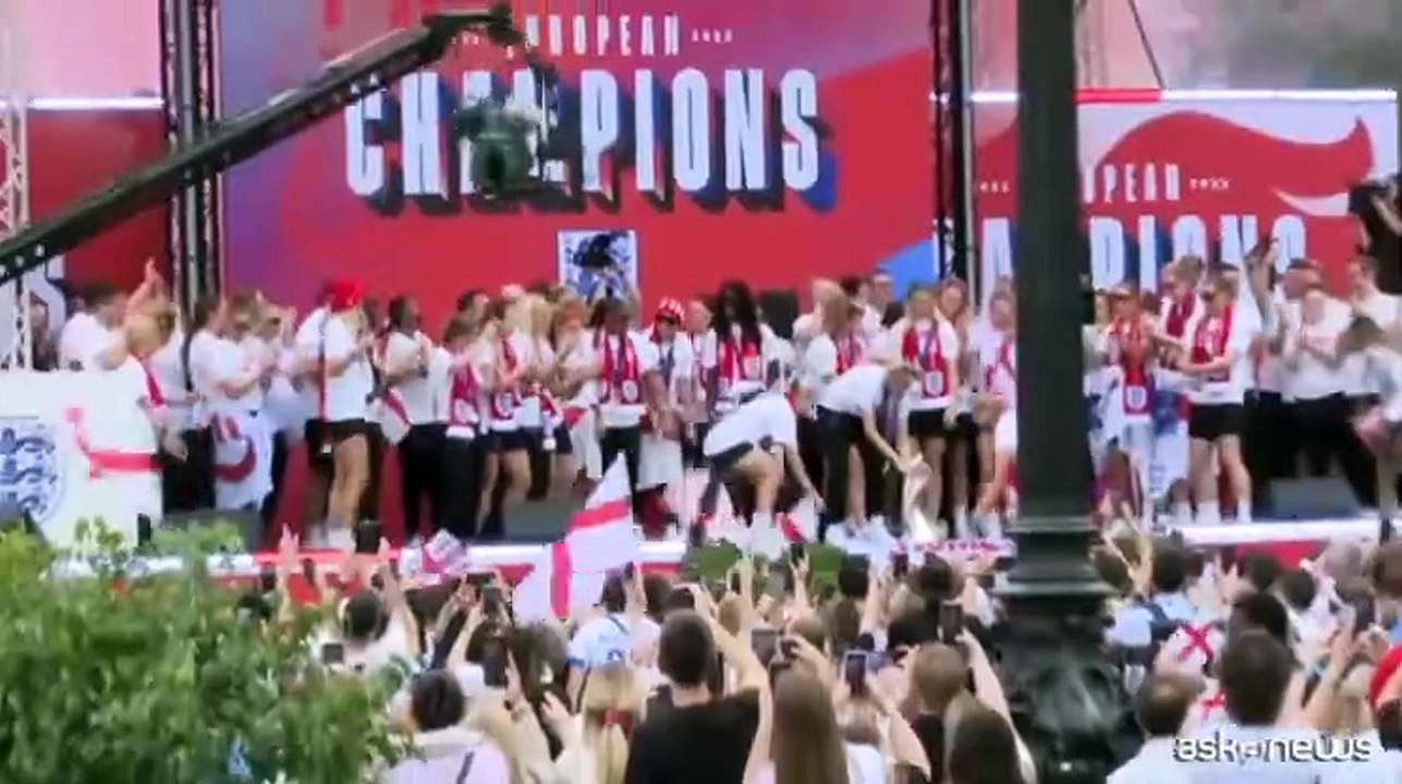 Calcio, la nazionale femminile inglese festeggia a Buckingham Palace