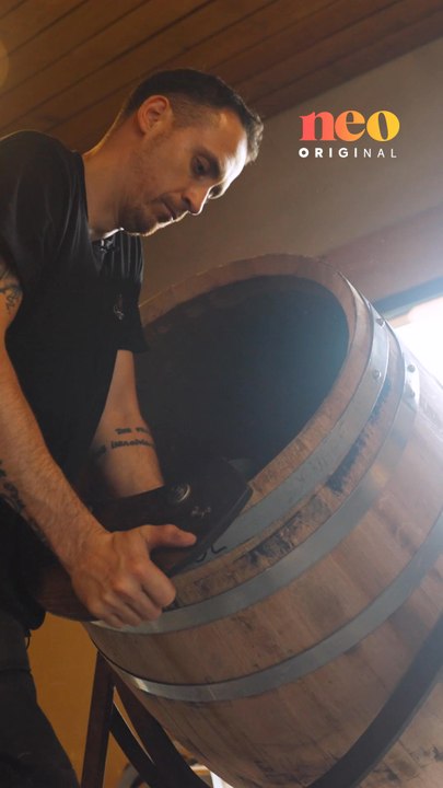 La beauté du geste, la précision des artisans de la Manufacture tonnelière La Grange du Groupe Charlois. Images hypnotisantes d’un tonnelier à l’œuvre ! 🔥