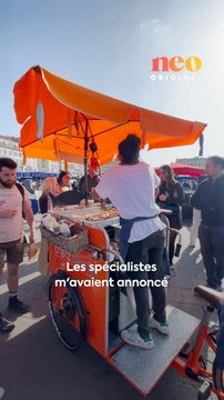 Sur le vieux-port de Marseille, Valérie régale les passants avec ses sandwichs au poulpe. Une recette iodée devenue incontournable, pour laquelle certains traversent la ville ! 🦑🥪