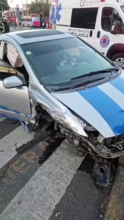 Choque de auto en Periférico Oriente derriba poste de luz en Iztapalapa