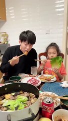 It's so convenient for my daughter to eat barbecue like this #funny #cute #comedy