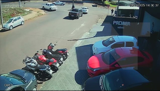 Por outro ângulo: Veja acidente que deixou motociclista ferido na rua Jacarezinho, em Cascavel