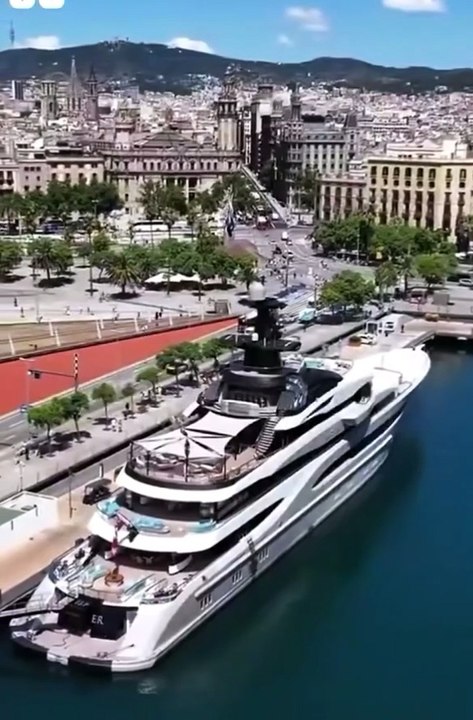 Magic Johnson publica un vídeo de su yate en el puerto de Barcelona