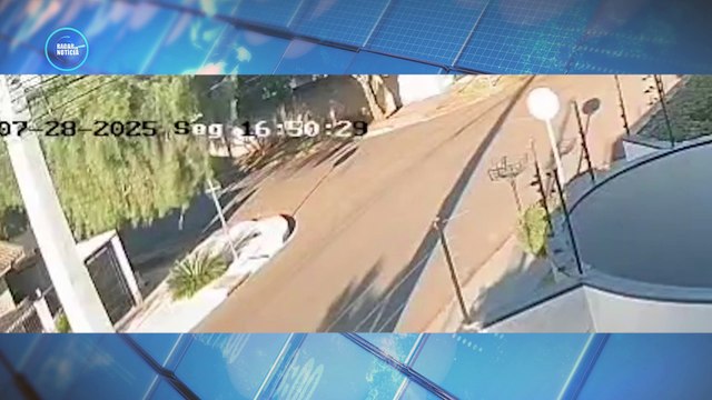 Motorista de aplicativo invade preferencial, provoca capotamento e deixa passageira ferida em Maringá