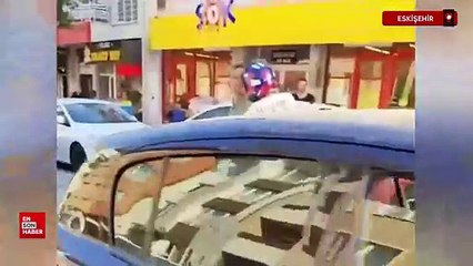 Eskişehir'de trafikte çıkan tartışmada kucağında bebeği olan babanın üzerine yürüdü