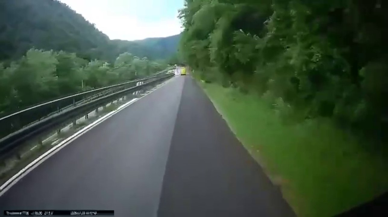 Borgo a Mozzano, va fuori strada con l'auto e si ribalta: il "volo" sul terrapieno è impressionante