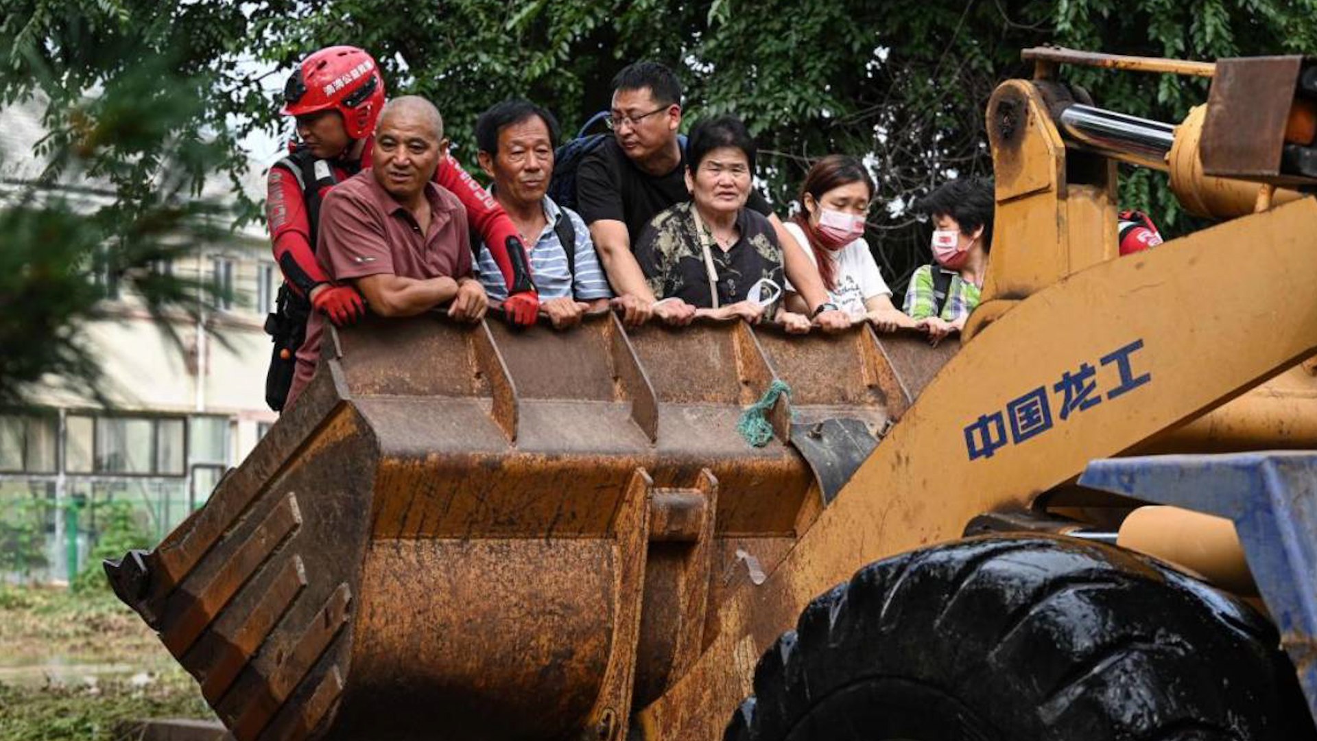 Decenas de personas han muertos a causa de las fuertes lluvias que han azotado la provincia de Pek�n en los �ltimos d�as, principalmente en los distritos monta�osos del norte de la capital, seg�n la agencia estatal china Xinhua.

Los distritos de Miyun y Yanquing concentran la mayor�a de los fallecidos. Las intensas precipitaciones han provocado graves inundaciones, cortes de carreteras y del suministro el�ctrico, as� como masivas evacuaciones.

M�s de 80.000 personas han tenido que ser evacuadas desde la noche del s�bado, cuando comenzaron las lluvias que afectaron a decenas de aldeas, arrasando numerosas viviendas.