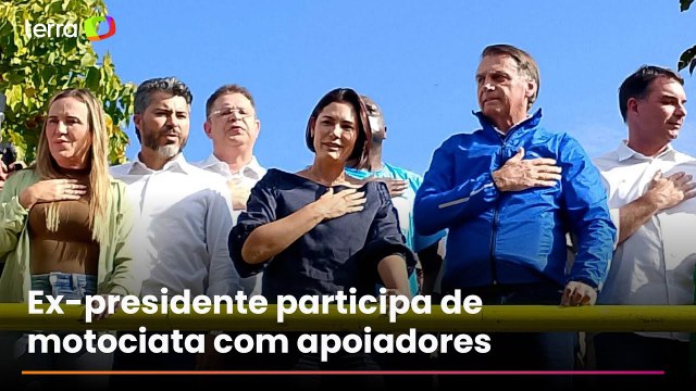 De tornozeleira eletrônica, Bolsonaro participa de motociata em Brasília