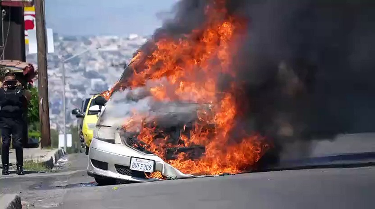 Auto termina en llamas en Tijuana