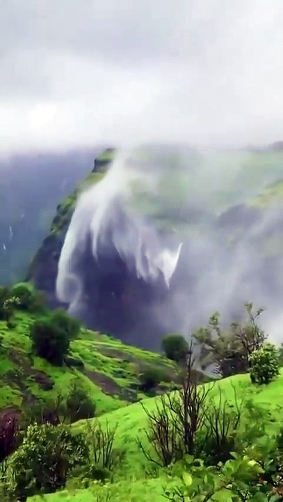 Des vents puissants créent une cascade inversée – la nature défie la gravité 💨