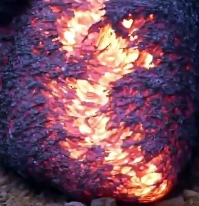 Un œuf de lave islandais se fissure et révèle son cœur brûlant 🔥🌋🥚
