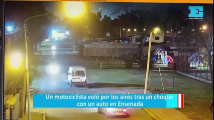 Un motociclista voló por los aires tras un choque con un auto en Ensenada