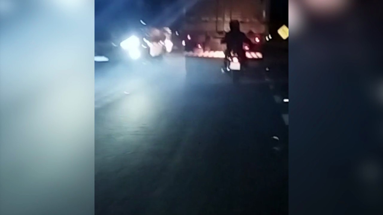 Flagrante na BR-277: Motociclista anda "colado" em caminhão e coloca a vida em risco