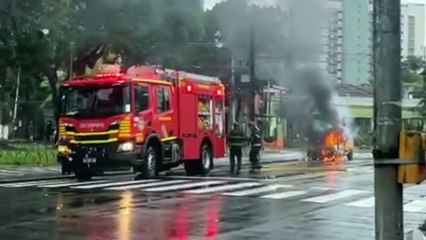 incêndio surpreende e destrói veículo na avenida 17 de agosto, Recife: motorista escapa ilesa