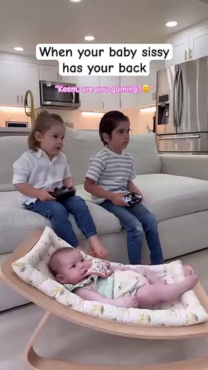 Baby_Sissy_has_their_back!_😂(360p)