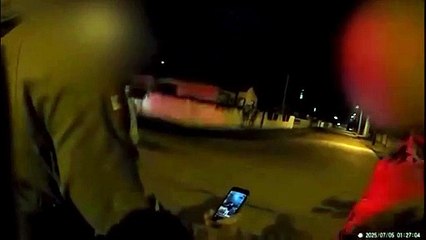 Jovem canta durante abordagem policial e surpreende PMs
