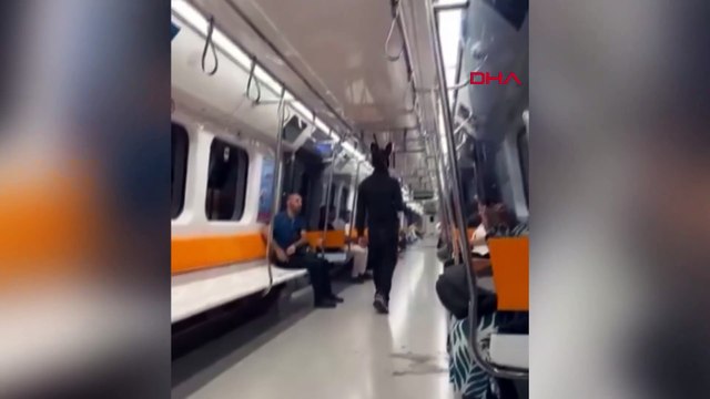 Metroda elinde tüfekle gezen tavşan kostümlü kişi gözaltına alındı