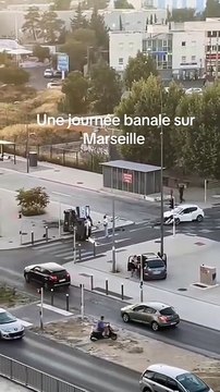 Marseille - Une voiture de police heurtée violemment par un véhicule : Personne ne vient en aide aux policiers blessés qui sont alors visés par des jets de projectiles