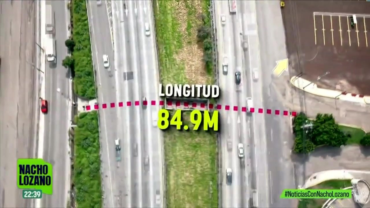 Habitantes de  El Marqués deben usar un desagüe como puente peatonal | Nacho Lozano