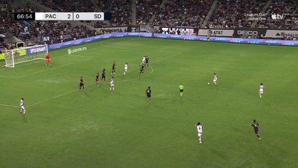 20'lik Meksikalı Alexei Dominguez füzesiyle maça damga vurdu