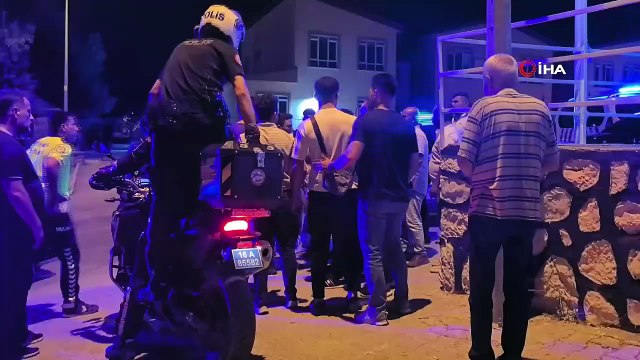 Gençler arasındaki kavga kamerada... Polis biber gazı sıktı, gözaltına aldı