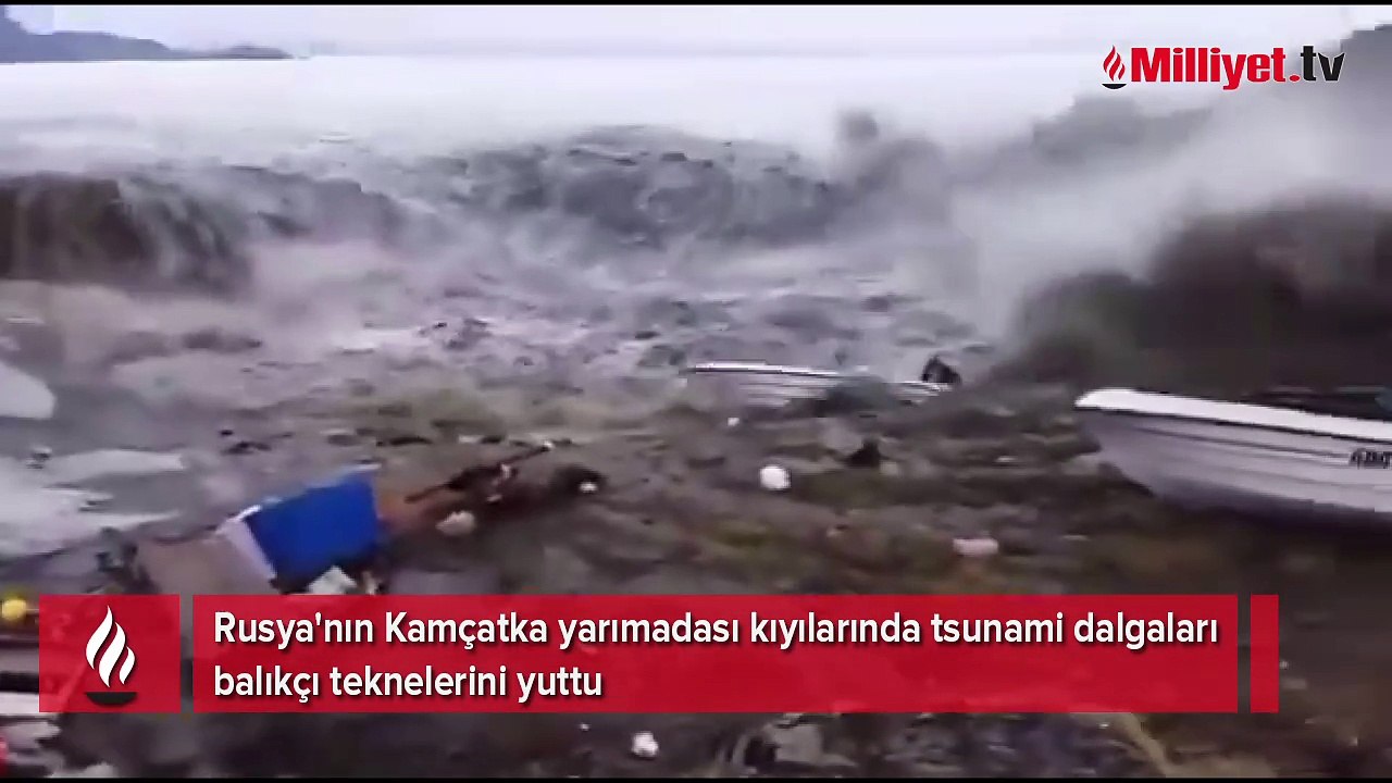Tsunami ile dalgalar balıkçı teknelerini yuttu