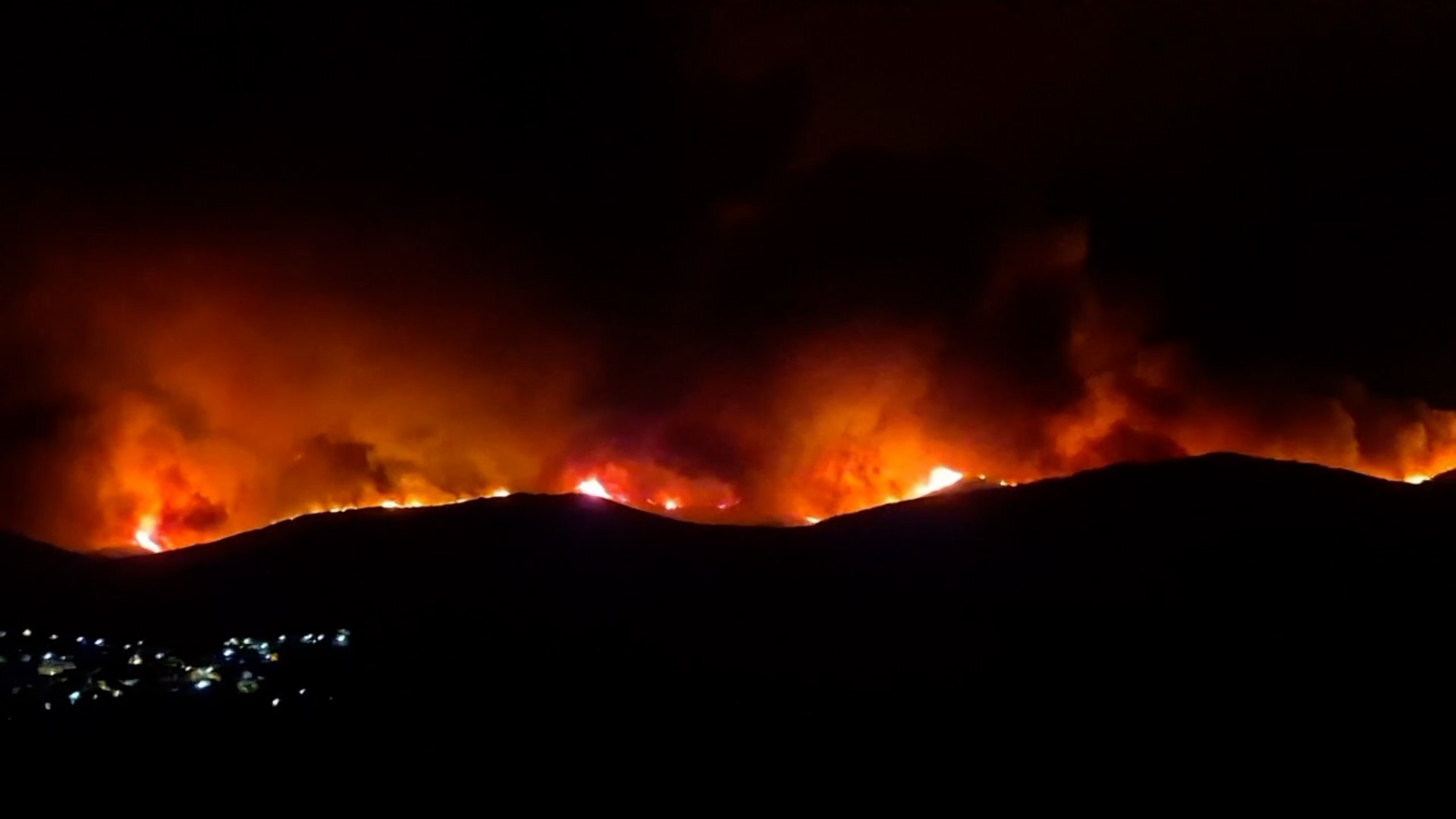 La localidad abulense de El Arenal ha sido confinada ante el avance del incendio originado este martes en el municipio de Cuevas del Valle, despu�s de que el grueso de medios terrestres hayan trabajado durante la noche para contener el fuego, seg�n ha informado la Junta de Castilla y Le�n.