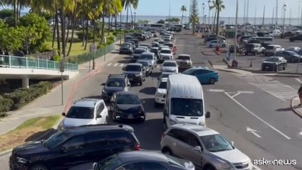 Allerta tsunami alle Hawaii, auto in coda lungo spiaggia dei surfisti