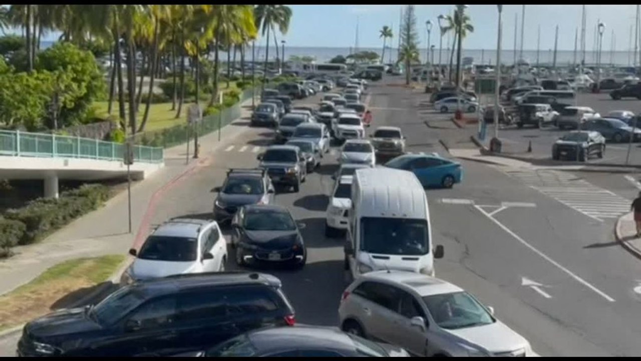 Allerta tsunami alle Hawaii, auto in coda lungo spiaggia dei surfisti