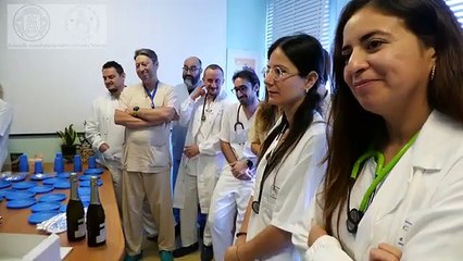 Dopo il trapianto di polmone festeggia l'anniversaio con i sanitari che lo hanno curato