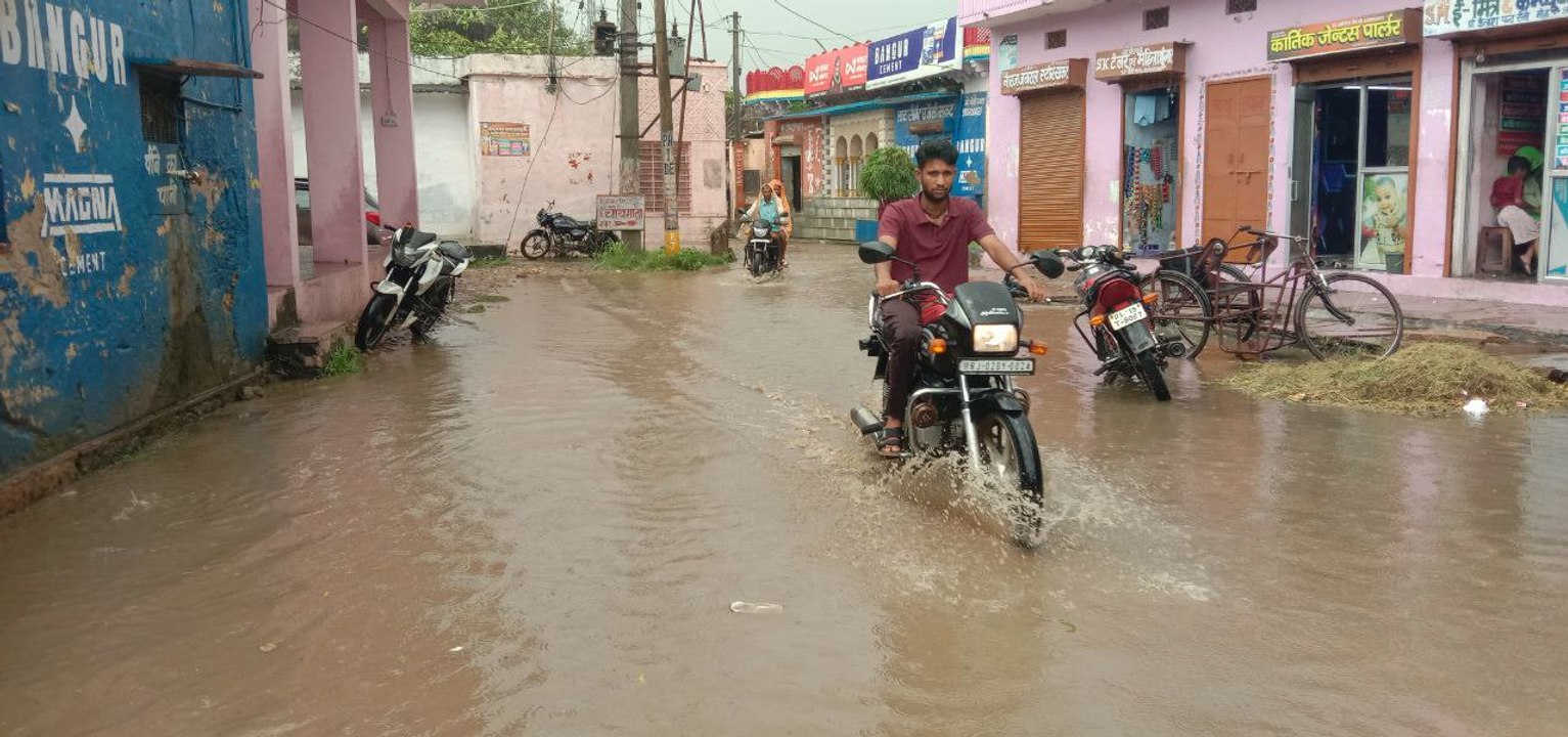 VIDEO: सकट में झमाझम बारिश: सड़कें बनी दरिया, ख...