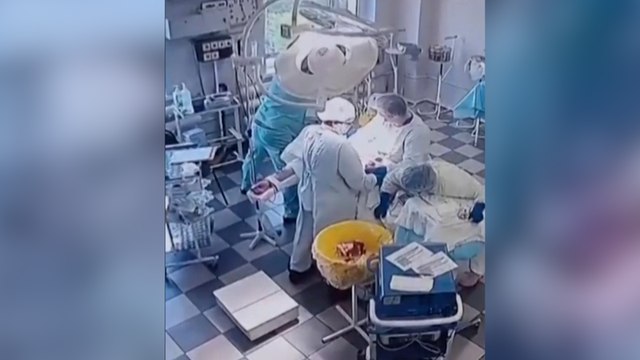 Unos cirujanos se ven sorprendidos por el fuerte terremoto en mitad de la operación