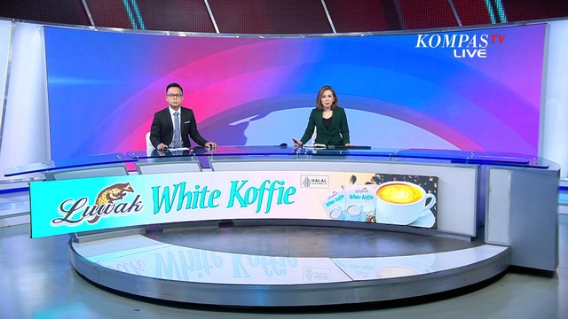 Detik-Detik Warga Bekasi Tangkap Ular 4 Meter Menggantung di Dinding Rumah | KOMPAS PETANG